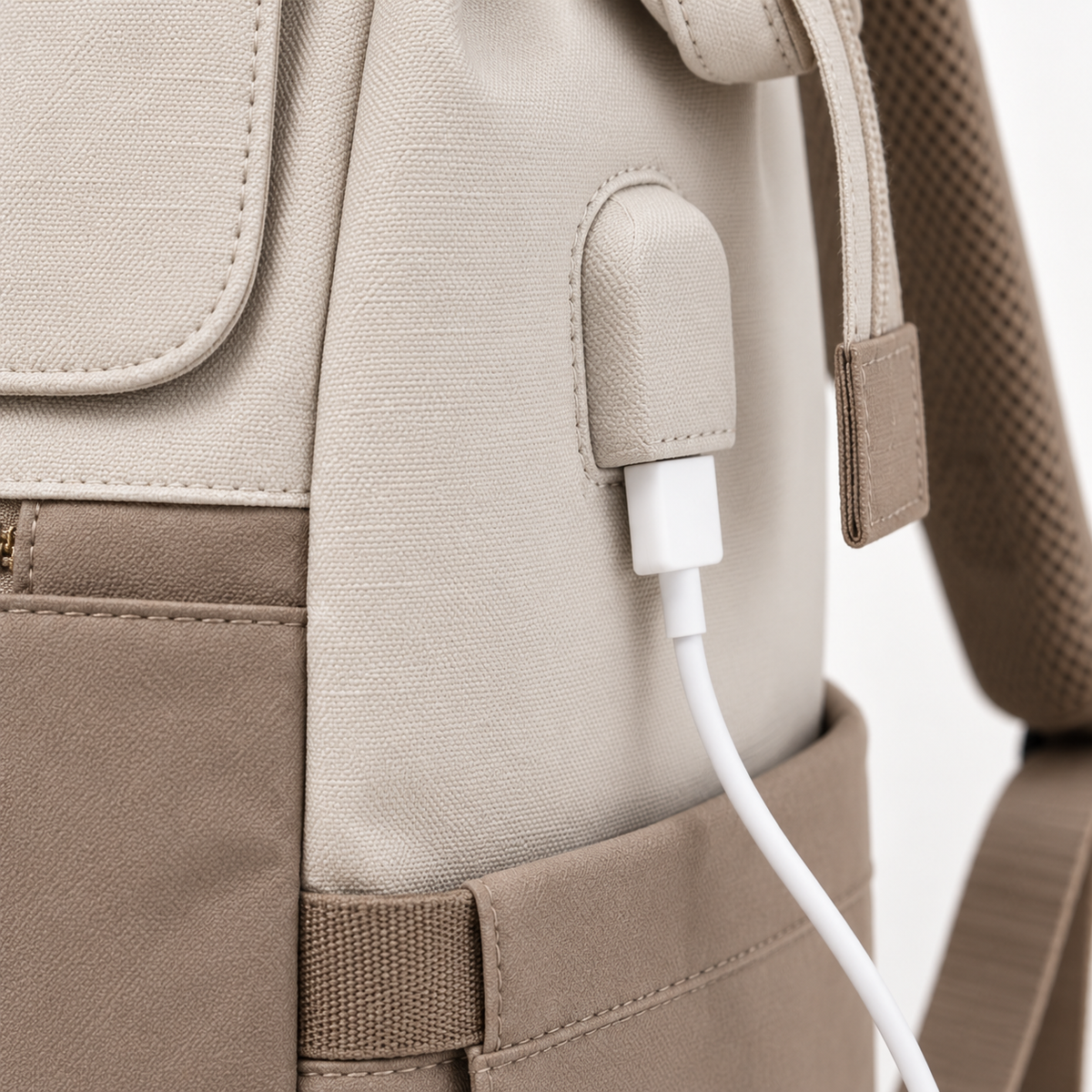 Câble branché sur le port USB latéral du sac à langer Sérénité