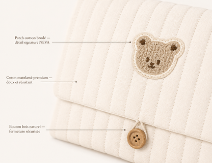 Détail pochette à langer NEVA Paris : patch ourson brodé, coton matelassé premium et bouton bois naturel