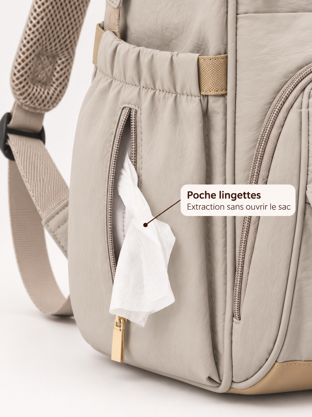 Gros plan sur la poche lingettes du sac NEVA L'Essentiel, lingette extraite par la fente zippée latérale.