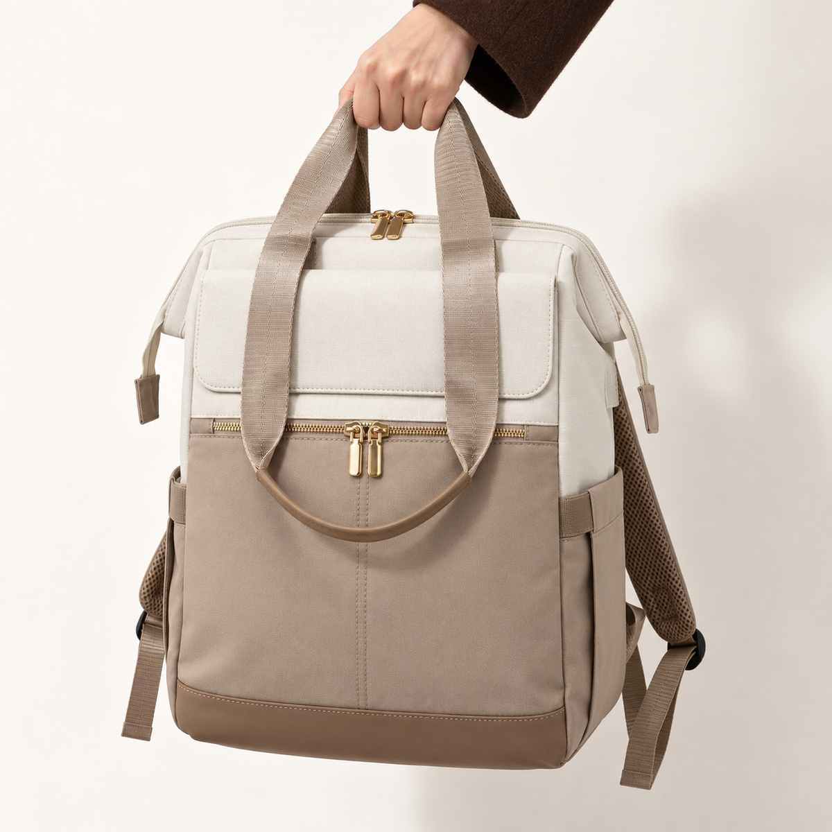 Main tenant le sac à langer Sérénité par ses deux anses
