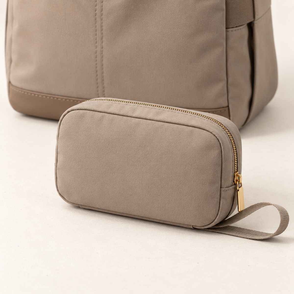 Pochette zippée taupe du sac à langer Sérénité devant le sac