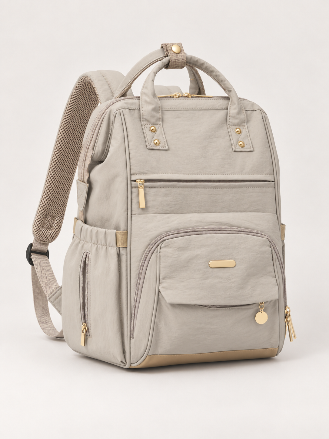 Sac à langer NEVA L'Essentiel grège vu de l'autre côté, poche latérale et fente zippée pour les lingettes.