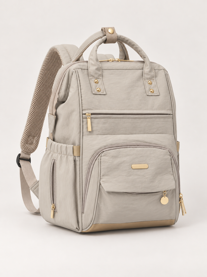 Sac à langer NEVA L'Essentiel grège vu de l'autre côté, poche latérale et fente zippée pour les lingettes.