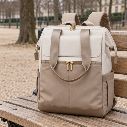 Sac à langer Sérénité posé sur un banc en bois dans un jardin parisien