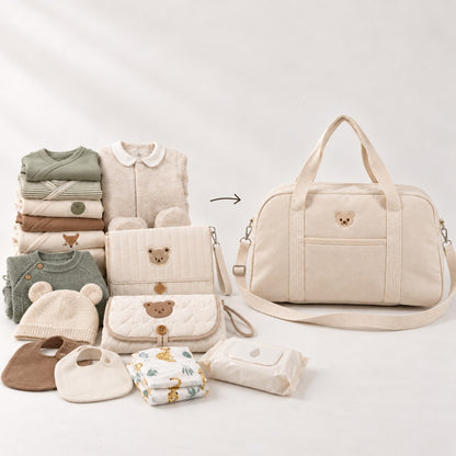 Affaires de bébé pour une journée à côté du sac à langer week-end NEVA Teddy fermé, avec pochette et matelas assortis