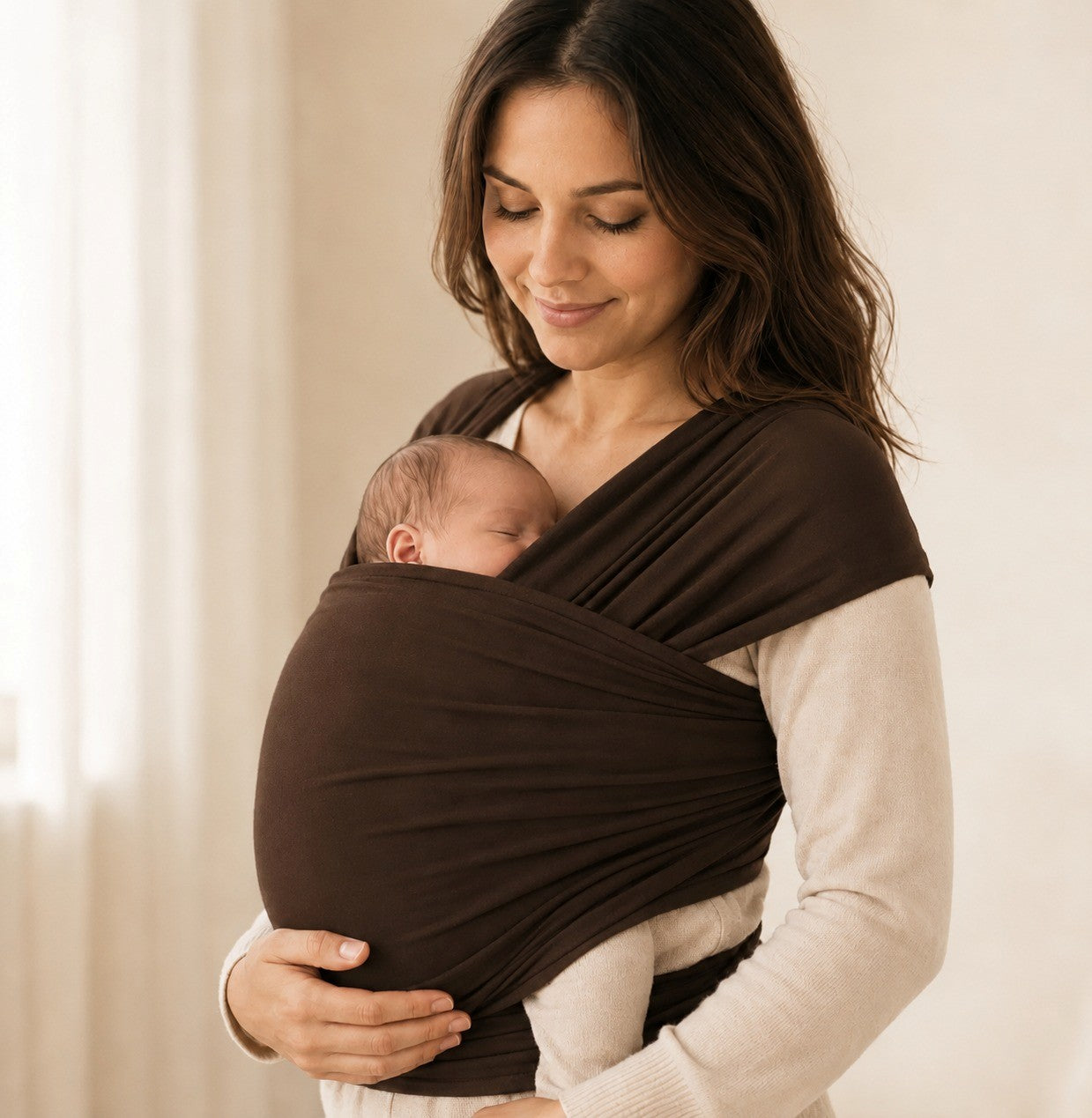 Écharpe de portage extensible café NEVA portée par une maman avec bébé