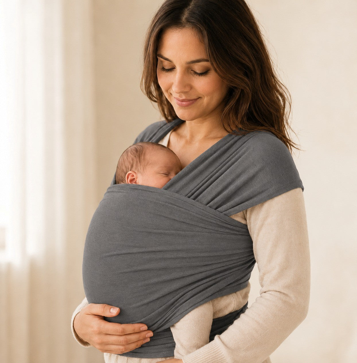 Écharpe de portage extensible gris NEVA portée par une maman avec bébé
