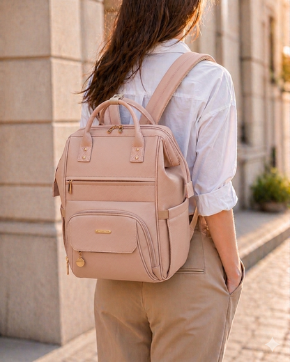 Femme portant le sac à langer NEVA Paris rose poudré en mode sac à dos dans une rue parisienne